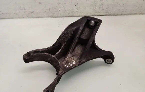Engine mounting bracket