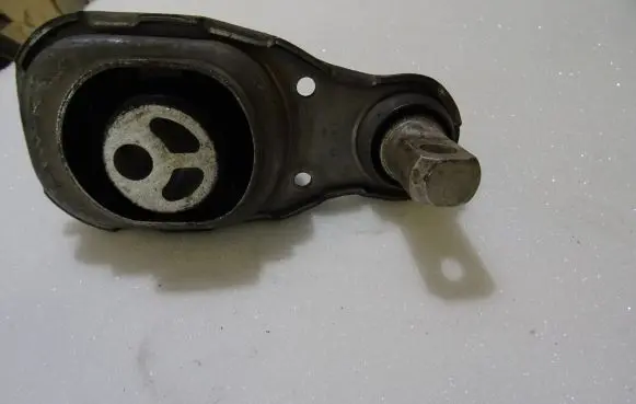Mercedes-Benz GLA H247 Engine mount bracket A2472400600 Z69004