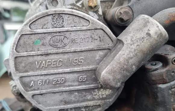 Mercedes-Benz E W210 Vacuum pump A61123065