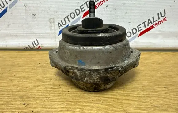 Engine mount bracket