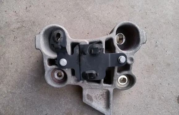 Engine mounting bracket