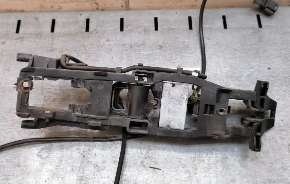 Mercedes-Benz E W211 Front door exterior handle/bracket 2117600234
