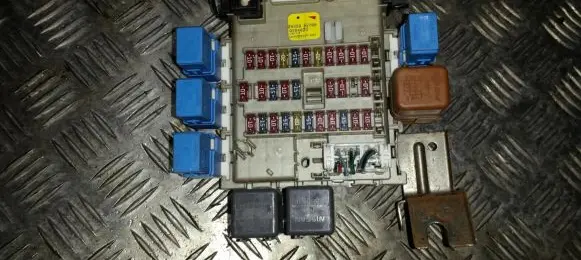 Nissan Primera Fuse box set 24350AV700 0204022