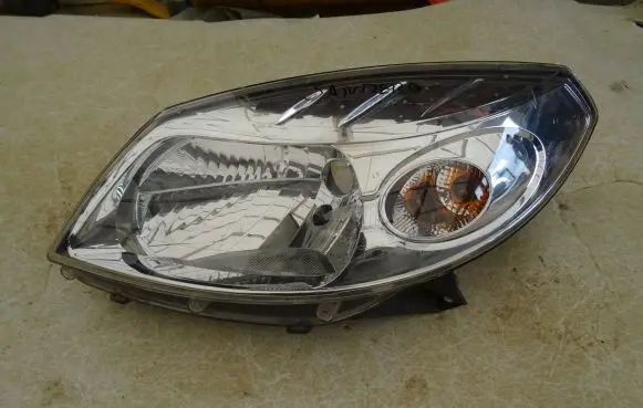 Dacia Sandero Headlight/headlamp 8200733878 00327298 C7008