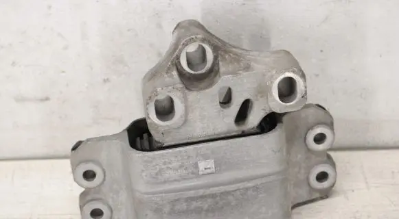 Volkswagen Tiguan Engine mount bracket 5N0199555