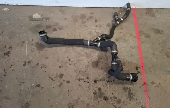 Engine coolant pipe/hose