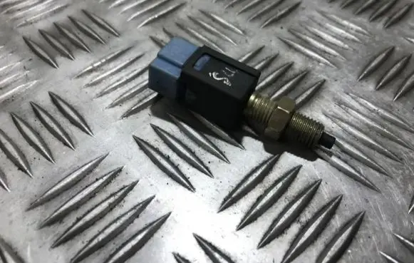 Nissan Sunny Brake pedal sensor switch