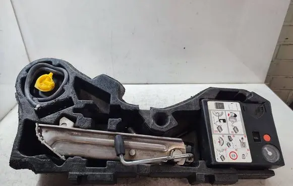 Mercedes-Benz E W212 Tool set A2128991114