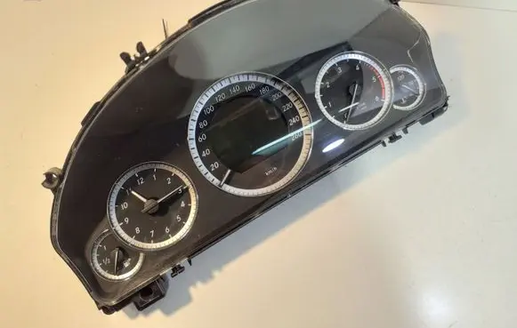 Mercedes-Benz E W212 Speedometer (instrument cluster) A2129004104 A2125400548