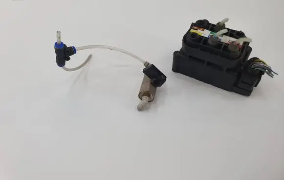Mercedes-Benz C W205 Air suspension valve block A0993200058