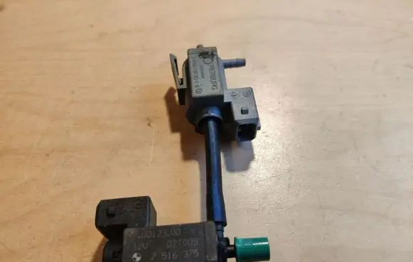 BMW 7 E65 E66 Vacuum valve 7516376 7516375