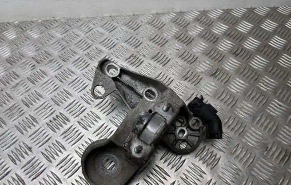 Audi A4 S4 B7 8E 8H Engine mounting bracket 8E0199352F