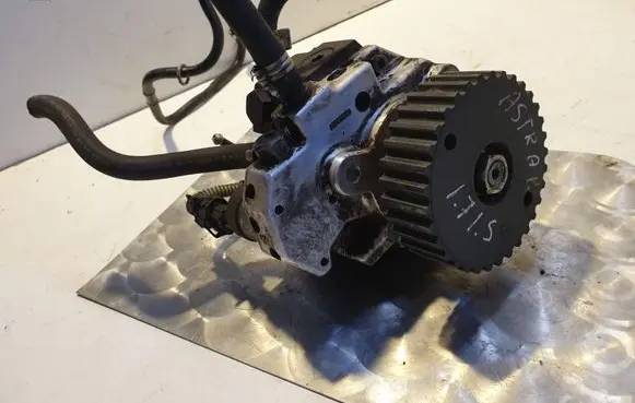 Opel Astra H Fuel injection high pressure pump 00665695