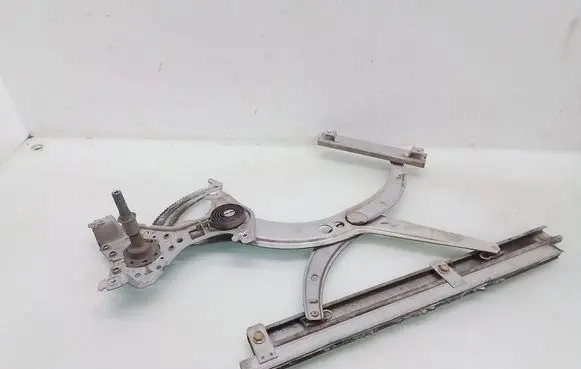 Volkswagen PASSAT B3 Front door manual window regulator 357837401