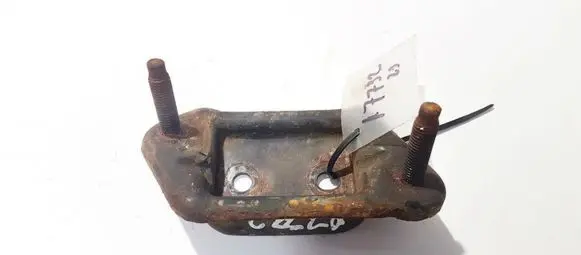 Chrysler 300M Engine mounting bracket