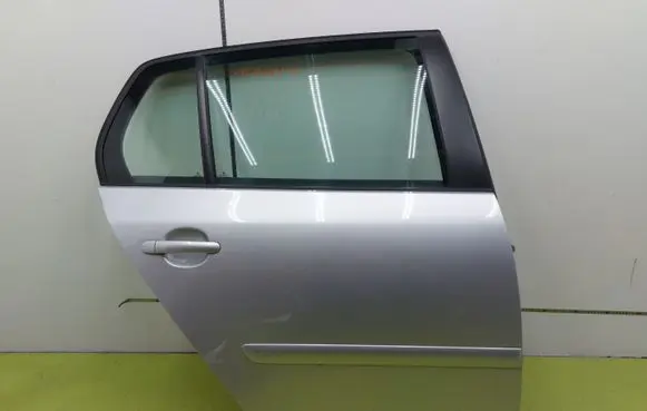 Volkswagen Golf V Rear door 