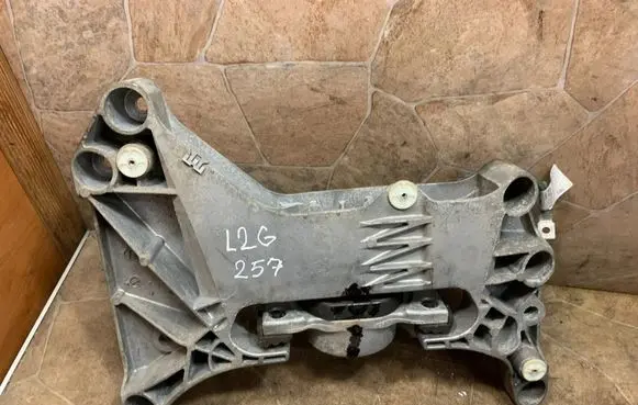 BMW 6 G32 Gran Turismo Gearbox mounting bracket 6861580