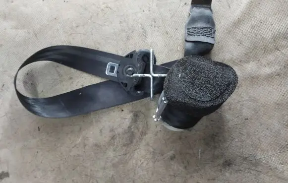 Middle seatbelt (rear)