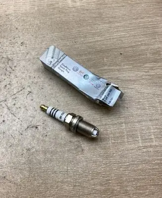 Volkswagen Golf III Spark plug 101000051AA 0241235703