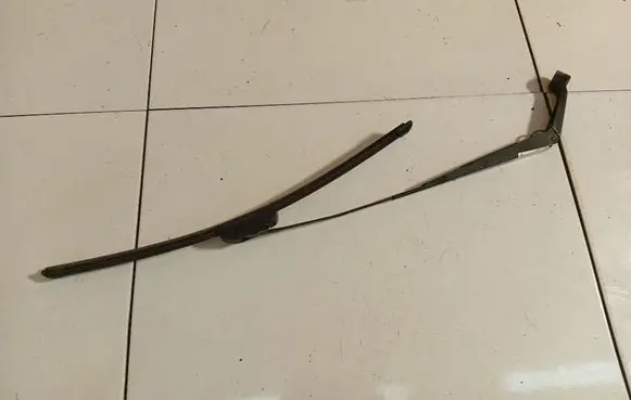 Front wiper blade arm