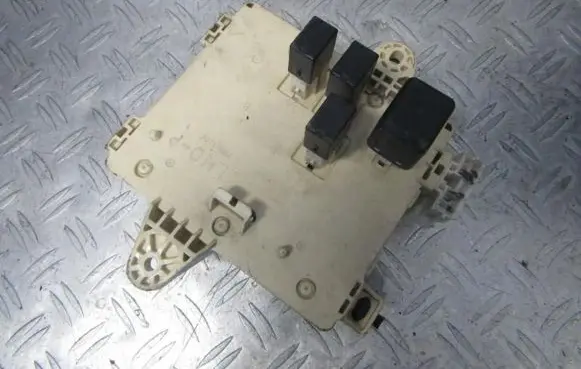 Lexus IS 200-300 Fuse box set 9098704002 90987-04002