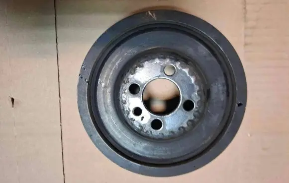 Volkswagen Touran I Crankshaft pulley 038105243E
