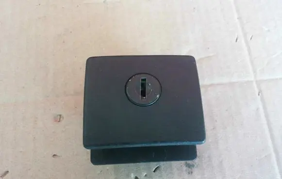 Volkswagen PASSAT B3 Glove box lock 357857147