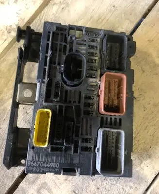 Peugeot 407 Fuse module 9667044980