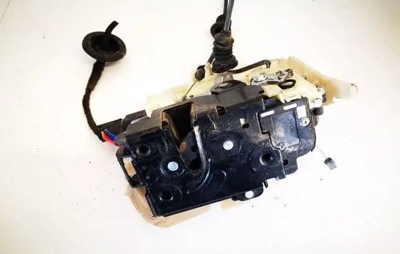 Volkswagen Polo IV 9N3 Front door lock