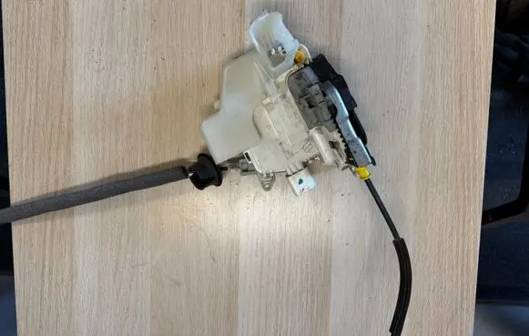 Audi A1 Front door lock 8J1837015C