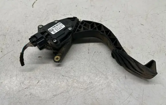 Dacia Duster II Accelerator throttle pedal 180108467R