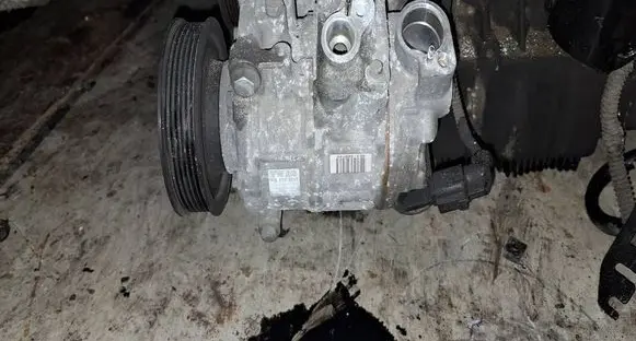 Volkswagen Golf V Air conditioning (A/C) compressor (pump) 1K0820859T