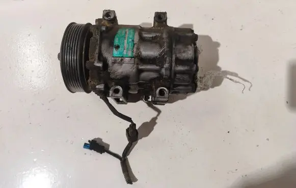 Volvo V50 Air conditioning (A/C) compressor (pump) 3M5H-19D629-Hb