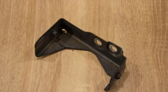 Headlight/headlamp mounting bracket