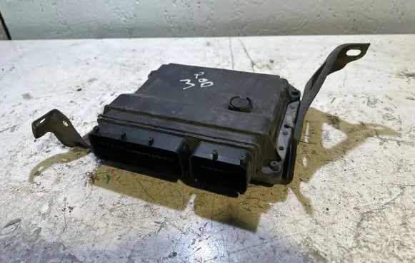 Toyota Avensis T270 Engine control unit/module 8966105D20