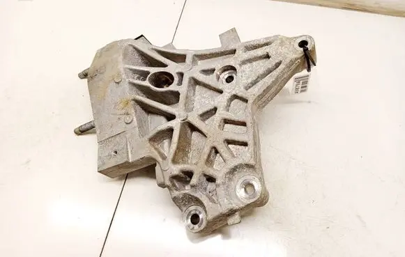 Hyundai Kona I Engine mounting bracket EM16L8A558BJ