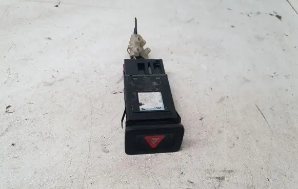 Volkswagen PASSAT B6 Hazard light switch SAEQC89