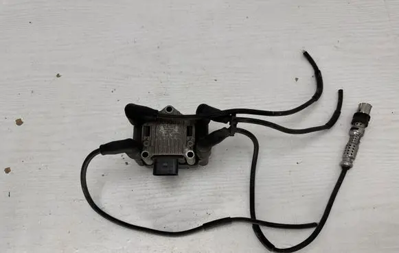 Volkswagen Golf IV High voltage ignition coil 032905106B 311740