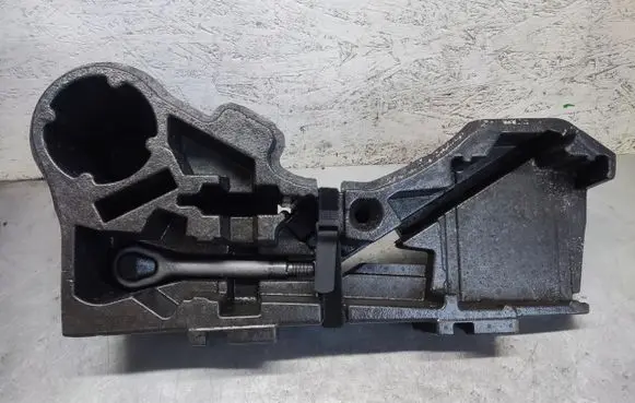 Mercedes-Benz E W212 Spare wheel section trim A2128991114