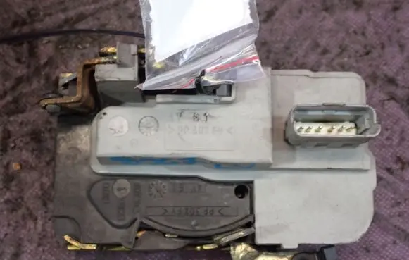 Peugeot 206 CC Front door lock