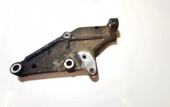 Engine mounting bracket