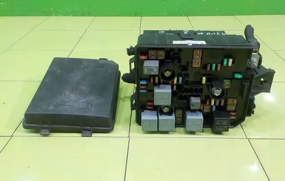 Opel Corsa E Fuse box set 13430533AA BEZPIECZNIKOW