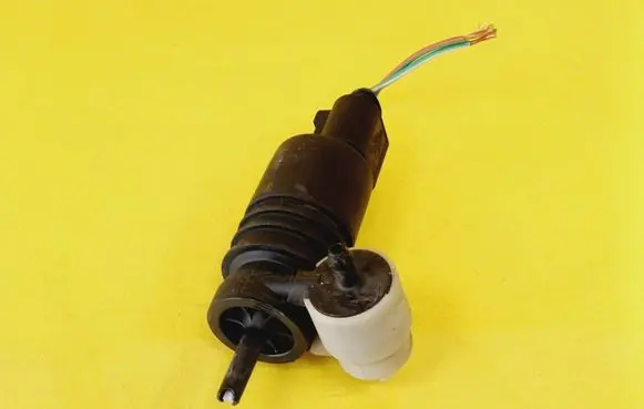 Volkswagen PASSAT B5 Windscreen/windshield washer pump 1J0973722