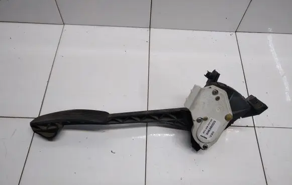 Volvo V70 Accelerator throttle pedal 30636003