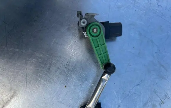 Headlight/headlamp level sensor