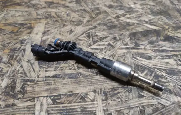 Jaguar XJL Fuel injector 8W939F593AD