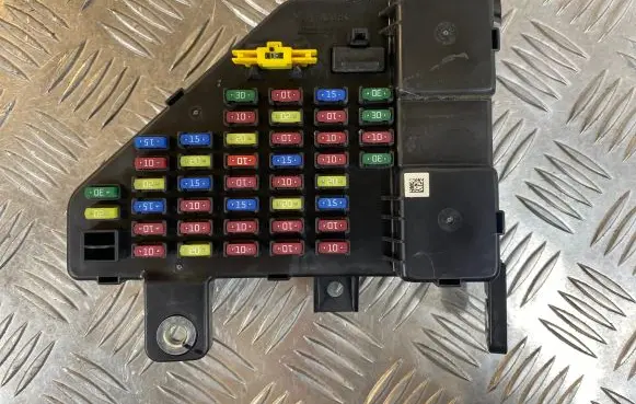 Hyundai Tucson JM Fuse module 911102E001 07381D AK6478A
