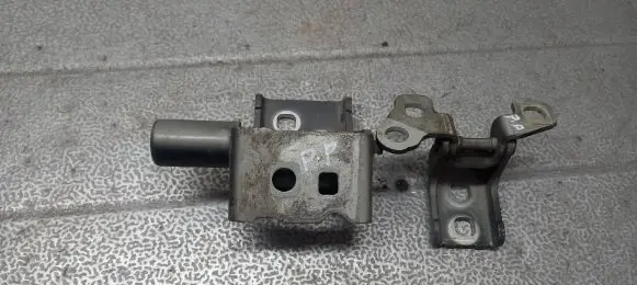 Renault Clio III Front door upper hinge