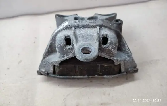 Opel Mokka X Engine mount bracket