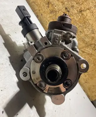 BMW 3 E90 E91 Fuel injection high pressure pump 0445010506 7797874